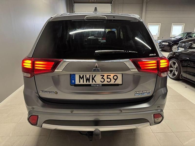 Begagnad Mitsubishi Outlander 203 HK (149 kW) 2016 Grå SUV