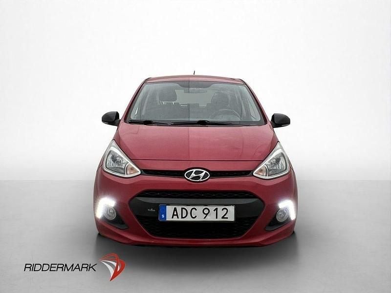Begagnad Hyundai i10 Comfort 67 HK (49 kW) 2015 Mörkröd Halvkombi