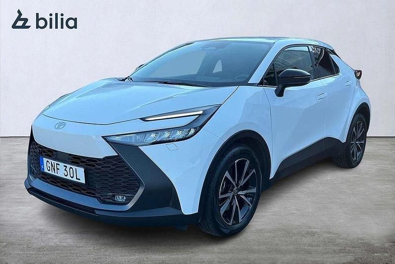 Vit Begagnad 2024 Toyota C-HR Style SUV | 419 900 kr (Marknadspris) - Bild 1/3