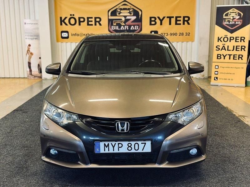 Grå Begagnad 2012 Honda Civic Halvkombi | 64 900 kr (Bra pris) - Bild 1/4
