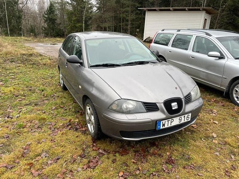 Grå Begagnad 2005 Seat Ibiza Halvkombi | 13 000 kr (Marknadspris) - Bild 1/4