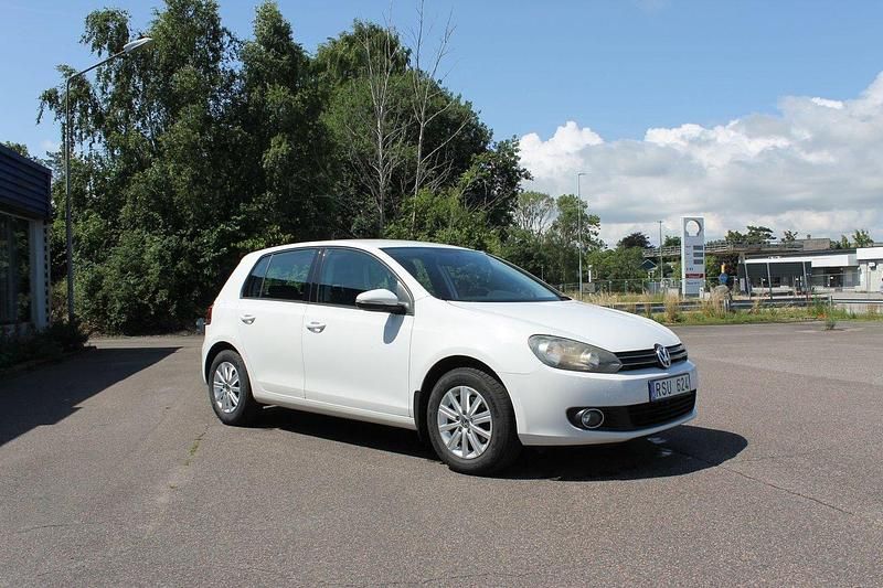 Vit (candy white) Begagnad 2011 VW Golf Halvkombi | 74 800 kr (Marknadspris) - Bild 1/4
