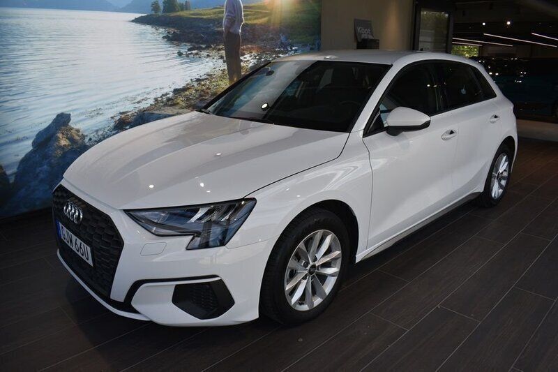 Vit Begagnad 2022 Audi A3 Sportback Proline Halvkombi | 239 000 kr (Marknadspris) - Bild 1/4