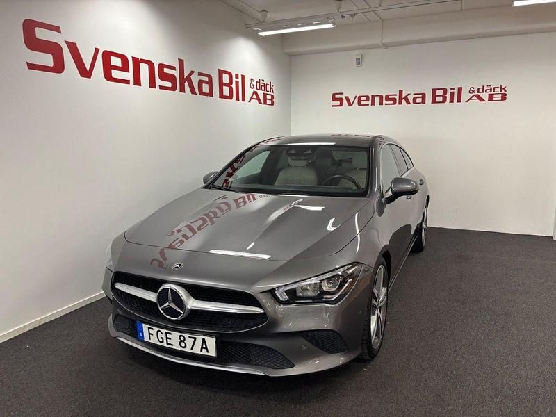 Mörkgrå (grå) Begagnad 2019 Mercedes CLA200 Shooting Brake Kombi | 289 000 kr (Dyr) - Bild 1/4