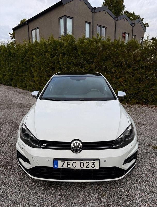 Vit Begagnad 2018 VW Golf VII R Halvkombi | 269 000 kr (Dyr) - Bild 1/4