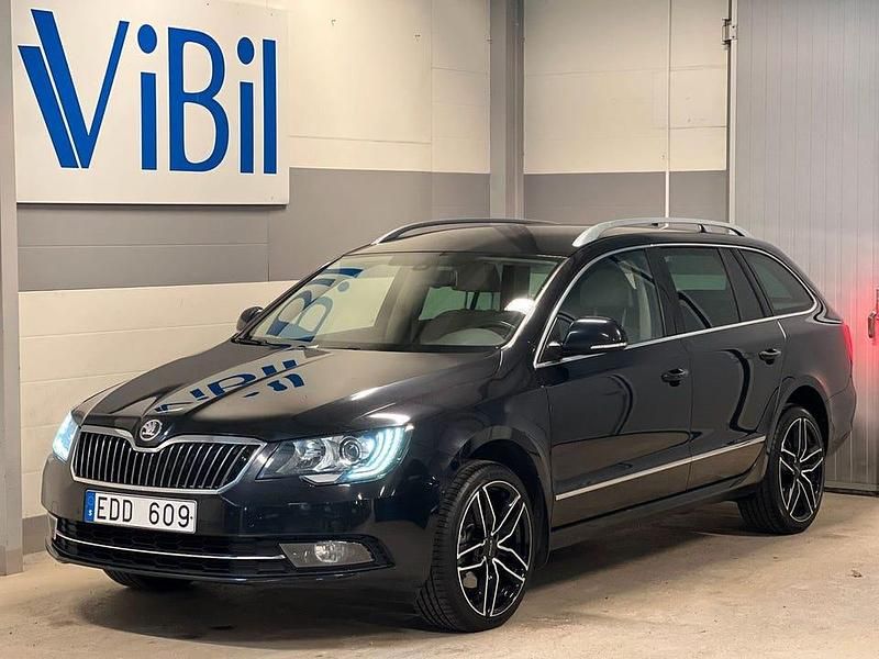 Svart Begagnad 2013 Skoda Superb Elegance Kombi | 129 900 kr (Dyr) - Bild 1/4
