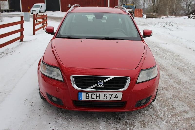 Begagnad Volvo V50 Momentum 136 HK (100 kW) 2007 Röd Kombi