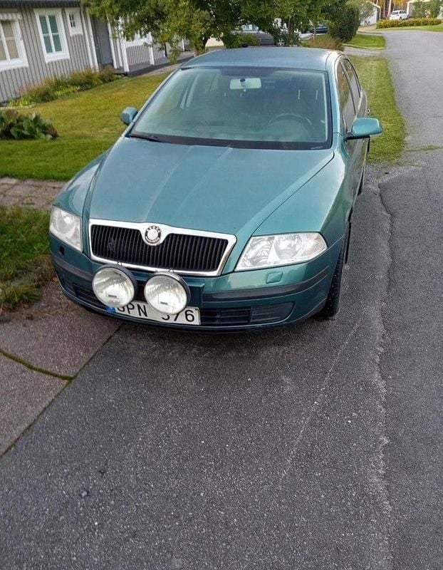 Grön Begagnad 2008 Skoda Octavia Halvkombi | 14 800 kr (Lite dyr) - Bild 1/4