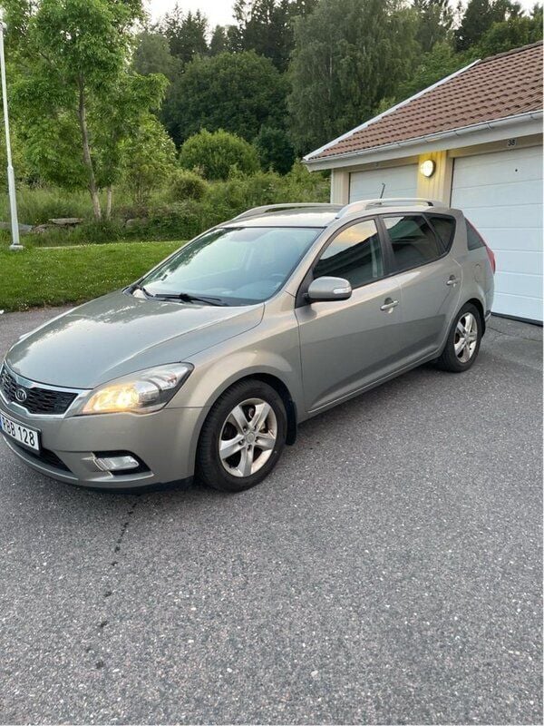 Silver Begagnad 2011 Kia Ceed Sportswagon Kombi | 31 500 kr (Marknadspris) - Bild 1/4