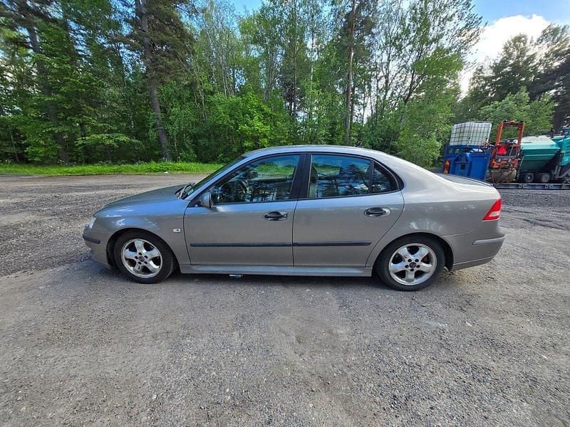 Grå Begagnad 2005 Saab 9-3 Vector Sedan | 16 000 kr (Superpris) - Bild 1/4