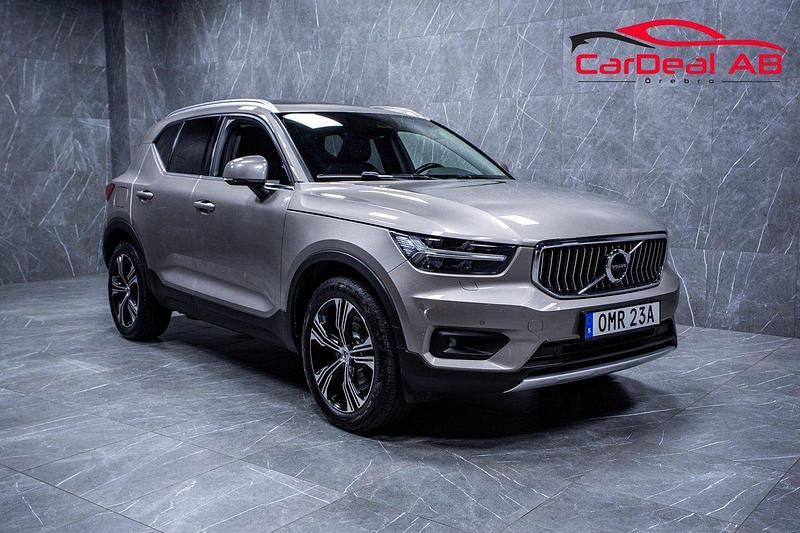 Grå Begagnad 2021 Volvo XC40 Inscription SUV | 314 800 kr (Marknadspris) - Bild 1/4