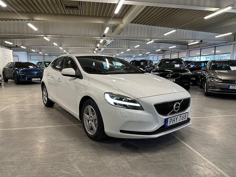 Begagnad Volvo V40 Momentum 120 HK (88 kW) 2017 Vit Halvkombi