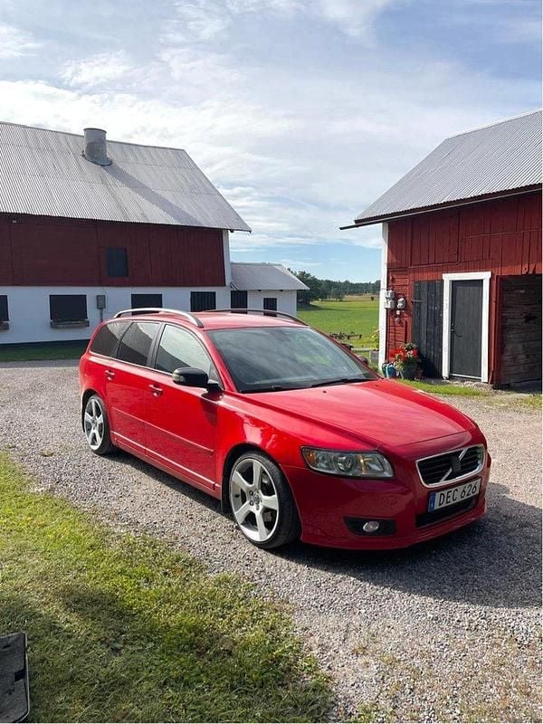 Röd Begagnad 2008 Volvo V50 Momentum Kombi | 27 000 kr (Marknadspris) - Bild 1/4