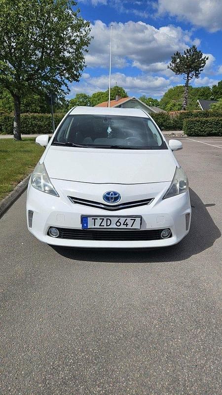 Vit Begagnad 2014 Toyota Prius+ Minibuss | 60 000 kr - Bild 1/4