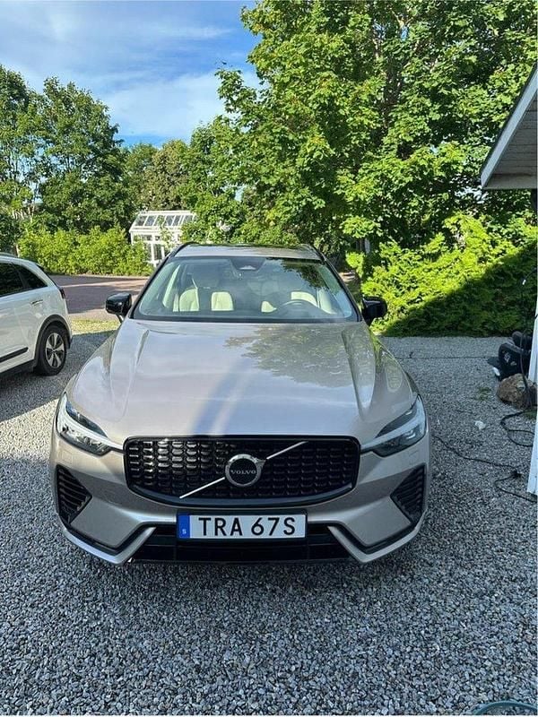 Grå Begagnad 2024 Volvo XC60 Plus SUV | 550 000 kr (Lite dyr) - Bild 1/4