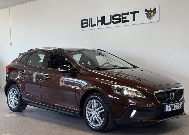 Brun Begagnad 2016 Volvo V40 CC Summum Kombi | 184 900 kr (Marknadspris) - Bild 1/4