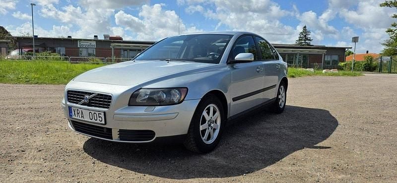 Silver Begagnad 2006 Volvo S40 Sedan | 25 000 kr (Marknadspris) - Bild 1/4