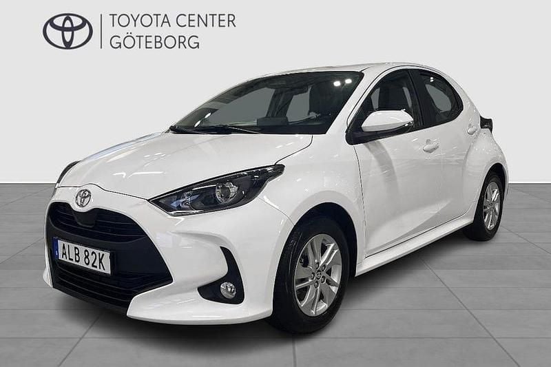 Vit Ny 2025 Toyota Yaris Hybrid Active Halvkombi | 244 900 kr (Bra pris) - Bild 1/3