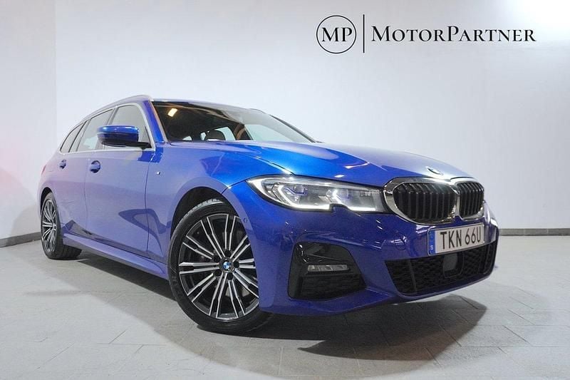 Blå Begagnad 2019 BMW 330 M Sport Kombi | 339 900 kr (Marknadspris) - Bild 1/4