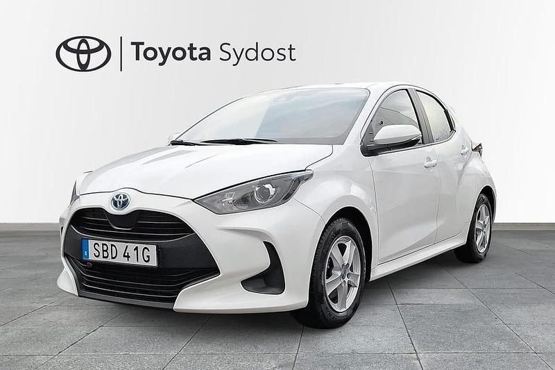 Vit Begagnad 2023 Toyota Yaris Hybrid Active Halvkombi | 215 000 kr (Marknadspris) - Bild 1/3