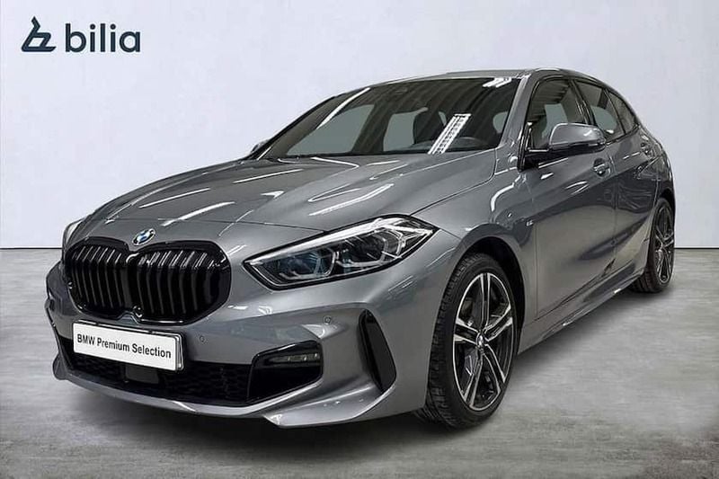 Grå Begagnad 2024 BMW 118 M Sport Halvkombi | 334 900 kr (Dyr) - Bild 1/4