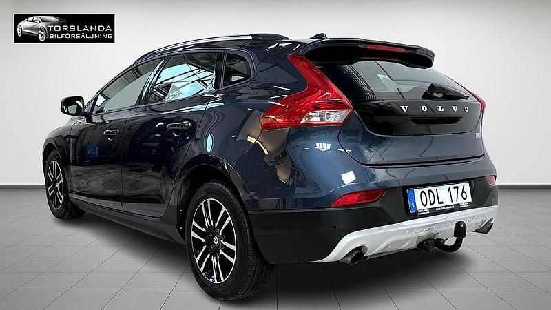 Begagnad Volvo V40 Momentum 152 HK (111 kW) 2016 Mörkblå Halvkombi