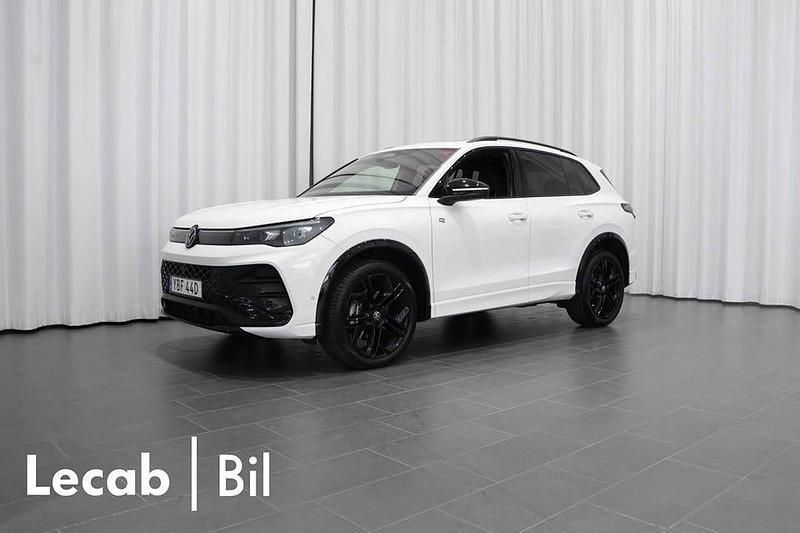 Vit (pure white) Begagnad 2025 VW Tiguan R-line SUV | 499 500 kr (Lite dyr) - Bild 1/4