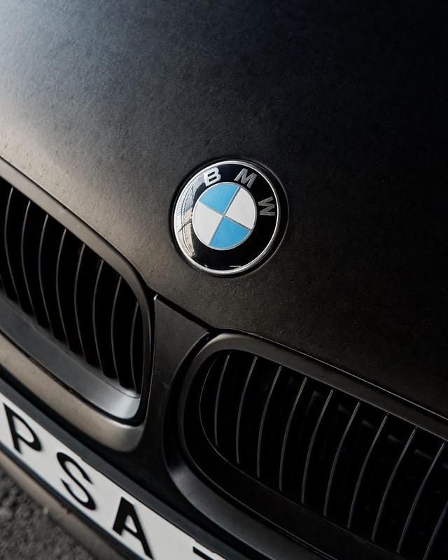 Begagnad BMW 325 218 HK (160 kW) 2007 Originallack silver metallic under en mattsvart helfoliering Sportkupé