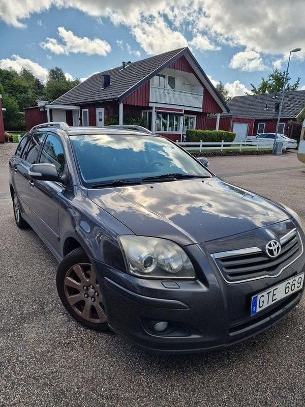 Grå Begagnad 2008 Toyota Avensis Kombi | 40 000 kr (Marknadspris) - Bild 1/4