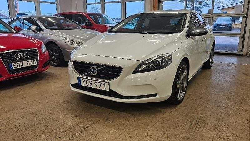 Vit Begagnad 2016 Volvo V40 Momentum Halvkombi | 119 900 kr (Bra pris) - Bild 1/4