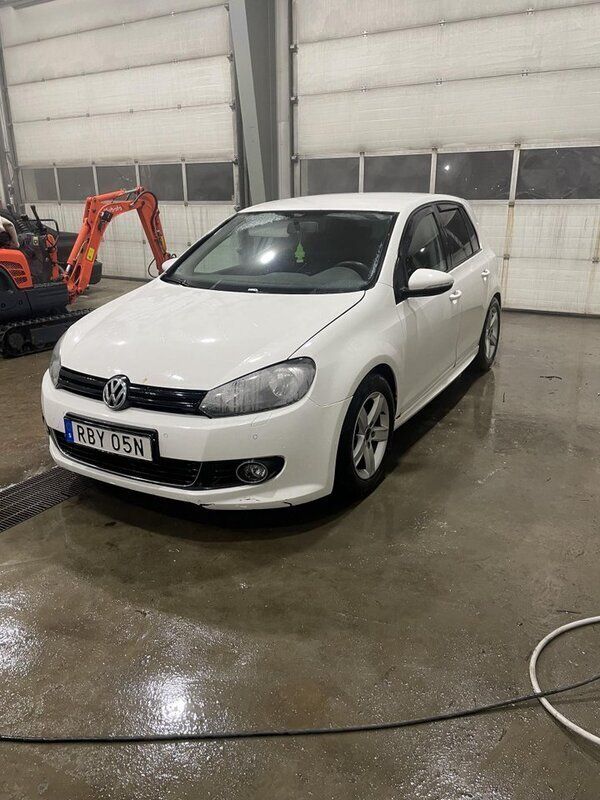 Vit Begagnad 2012 VW Golf VII Comfortline Halvkombi | 45 000 kr - Bild 1/4