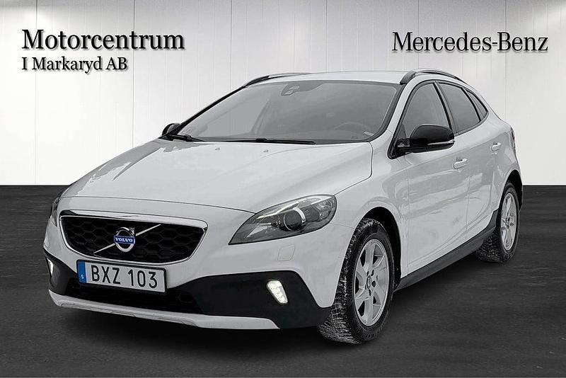 Begagnad Volvo V40 Momentum 114 HK (83 kW) 2014 Vit Halvkombi