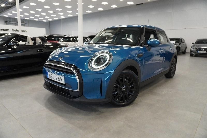 Blå Begagnad 2024 Mini Cooper Halvkombi | 269 500 kr (Marknadspris) - Bild 1/4