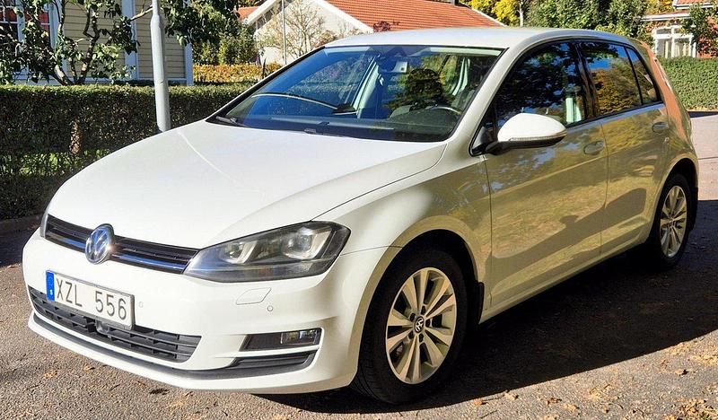 Vit Begagnad 2013 VW Golf VII Halvkombi | 105 000 kr (Marknadspris) - Bild 1/4