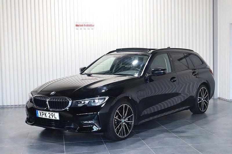 Svart Begagnad 2020 BMW 330e Sport Line Kombi | 329 900 kr (Marknadspris) - Bild 1/4
