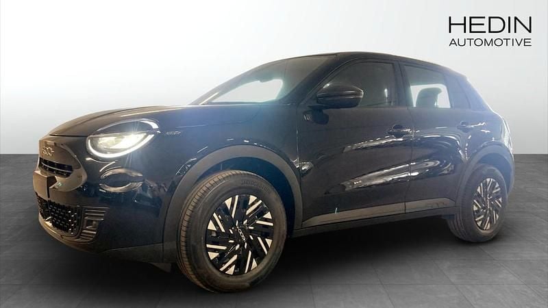 Svart (black) Ny 2025 Fiat 600 Pop Halvkombi | 290 800 kr (Marknadspris) - Bild 1/4