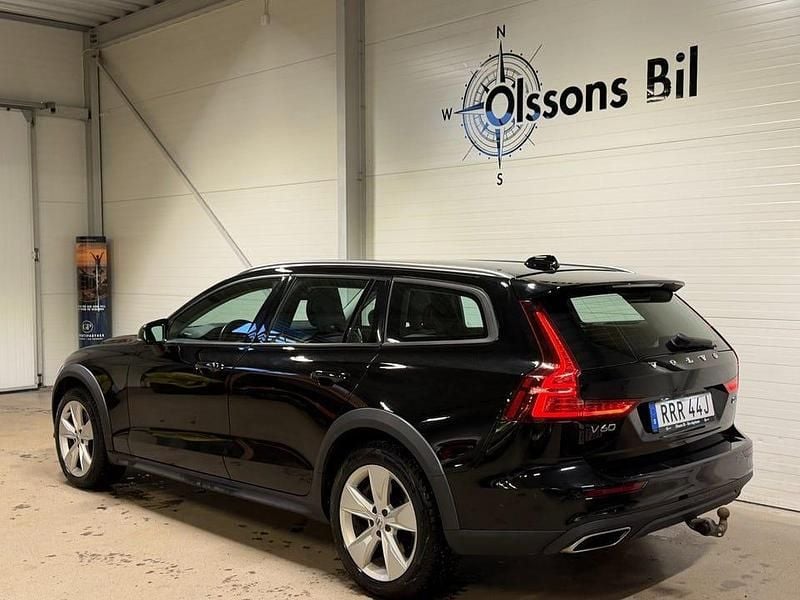Begagnad Volvo V60 CC Momentum 190 HK (139 kW) 2019 Svart Kombi