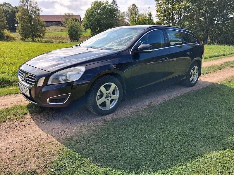 Svart Begagnad 2011 Volvo V60 Kombi | 60 000 kr (Marknadspris) - Bild 1/4