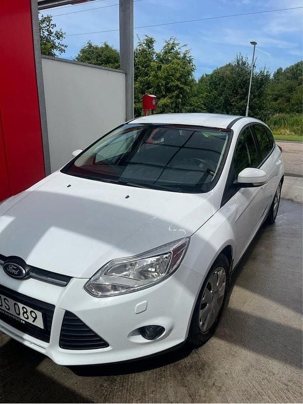 Vit Begagnad 2014 Ford Focus Trend Halvkombi | 85 000 kr - Bild 1/4