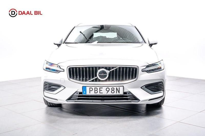 Begagnad Volvo V60 Core 350 HK (257 kW) 2023 Vit Kombi