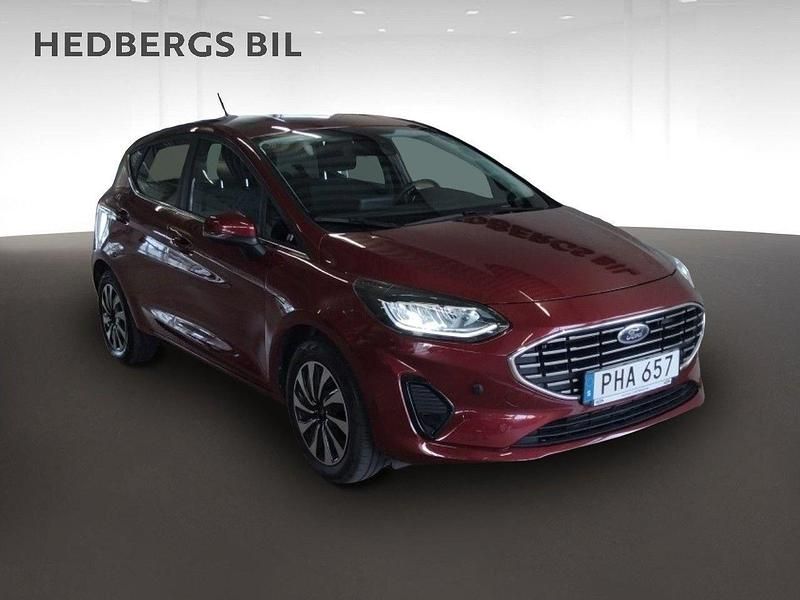 Röd Begagnad 2022 Ford Fiesta Titanium Halvkombi | 159 900 kr (Marknadspris) - Bild 1/4