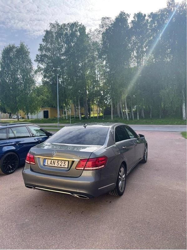 Grå Begagnad 2016 Mercedes E220 Sedan | 200 000 kr (Bra pris) - Bild 1/4