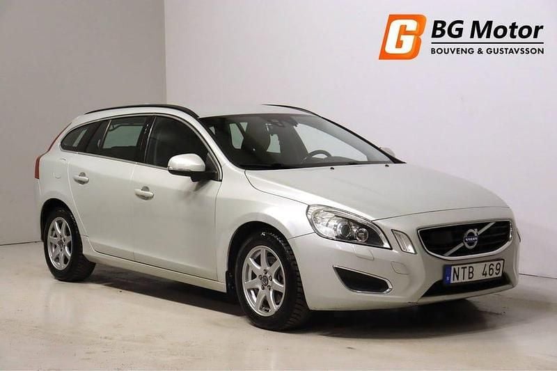 Vit Begagnad 2011 Volvo V60 Momentum Kombi | 68 900 kr (Marknadspris) - Bild 1/3