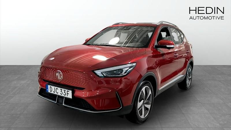 Röd (red) Begagnad 2021 MG ZS Luxury Sedan | 244 900 kr (Marknadspris) - Bild 1/4
