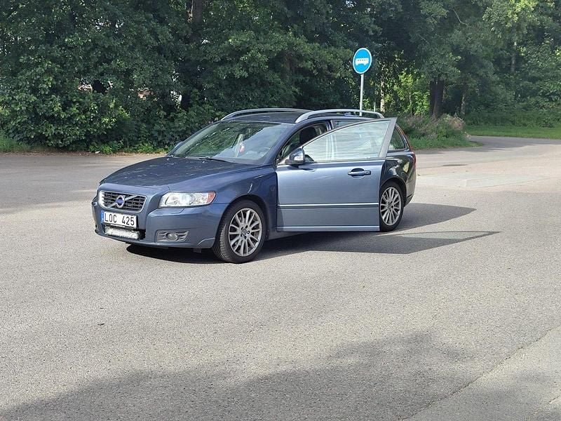 Blå Begagnad 2011 Volvo V50 Summum Kombi | 62 000 kr (Marknadspris) - Bild 1/4