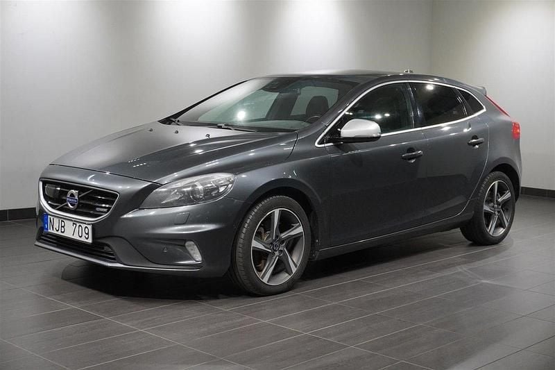 Grå Begagnad 2013 Volvo V40 R-Design Kombi | 139 500 kr (Marknadspris) - Bild 1/2