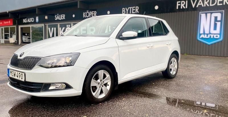 Vit Begagnad 2015 Skoda Fabia Elegance Halvkombi | 89 900 kr (Marknadspris) - Bild 1/4