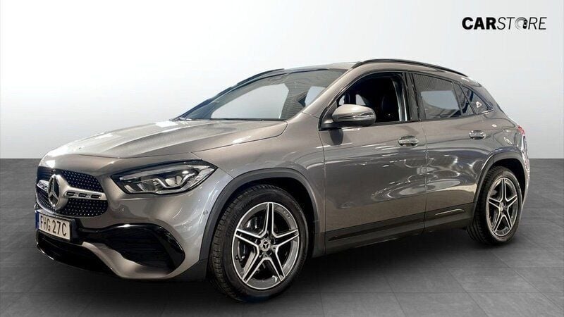 Mörkgrå (grey) Begagnad 2021 Mercedes GLA200 AMG line SUV | 329 900 kr (Marknadspris) - Bild 1/4