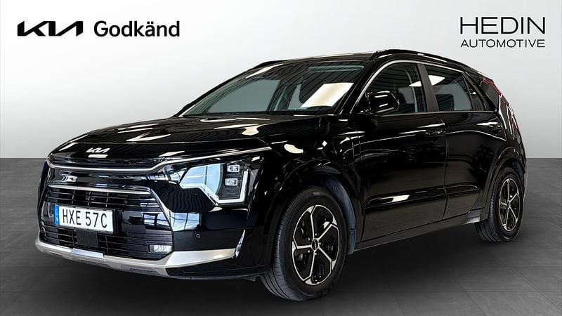 Svart (black) Begagnad 2024 Kia Niro SUV | 349 900 kr (Marknadspris) - Bild 1/4