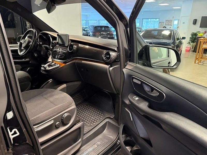 Begagnad Mercedes V300 239 HK (175 kW) 2019 Svart Minibuss